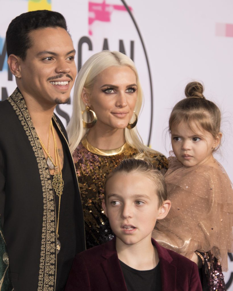Ashlee Simpson Takes to the Red Carpet at the #AMAs with Diana Ross & Family