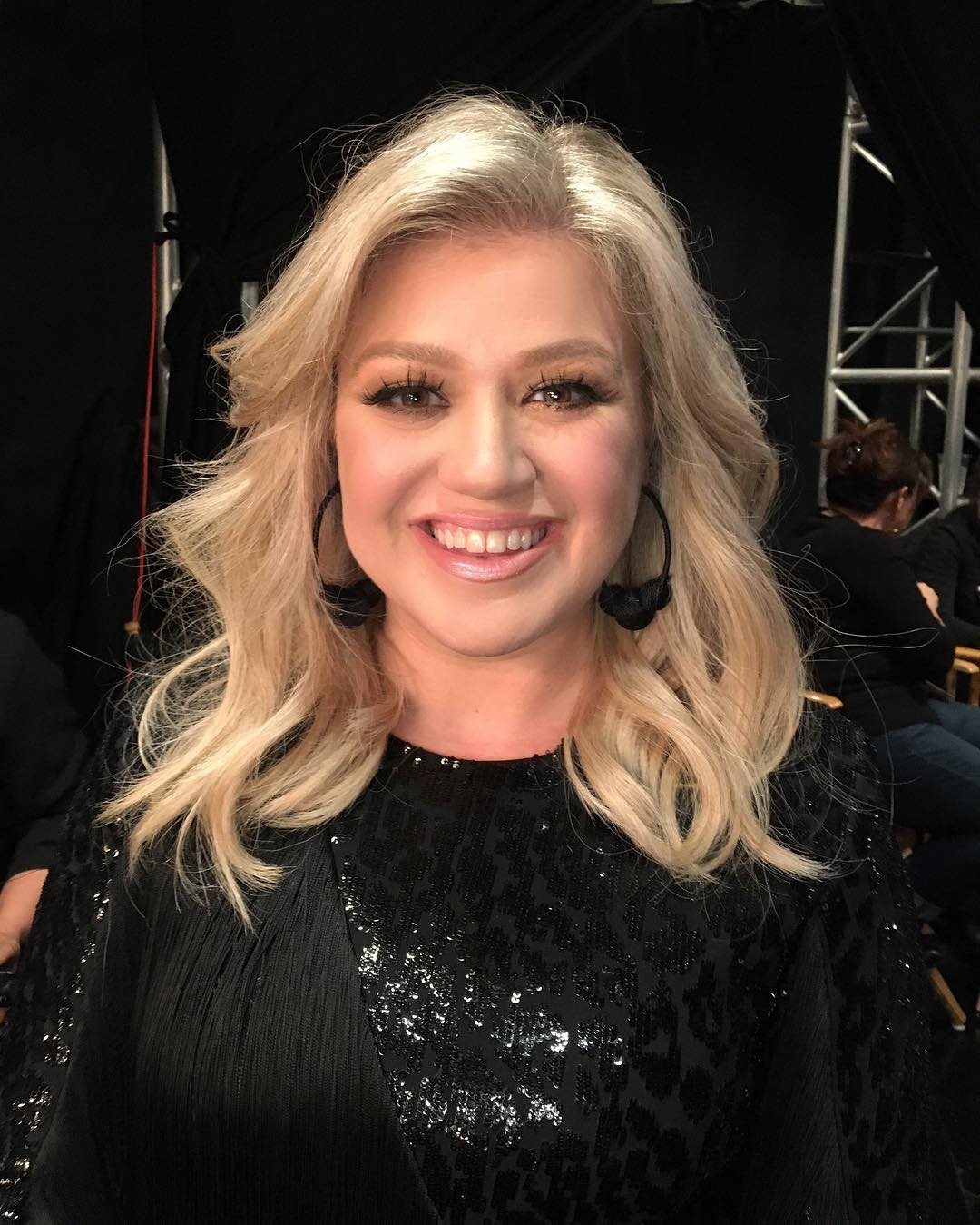 Get Kelly Clarkson's Glam Look from 