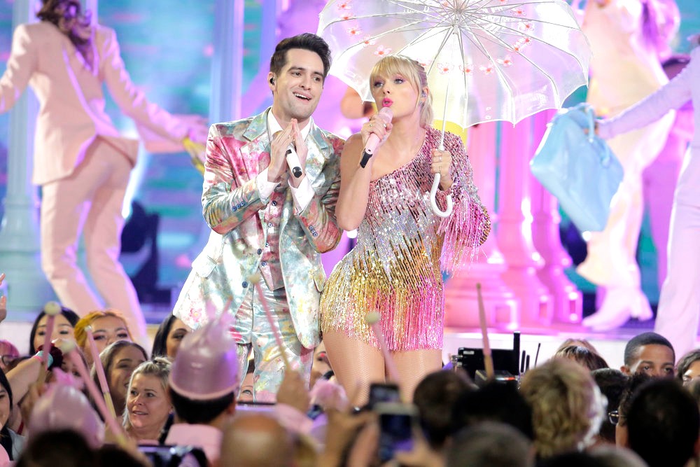 Taylor Swift And Brendon Urie Give Cool Performance At The