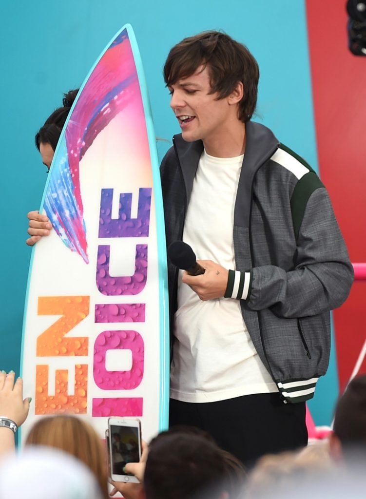 Louis Tomlinson accepts the Choice Song: Male Artist award