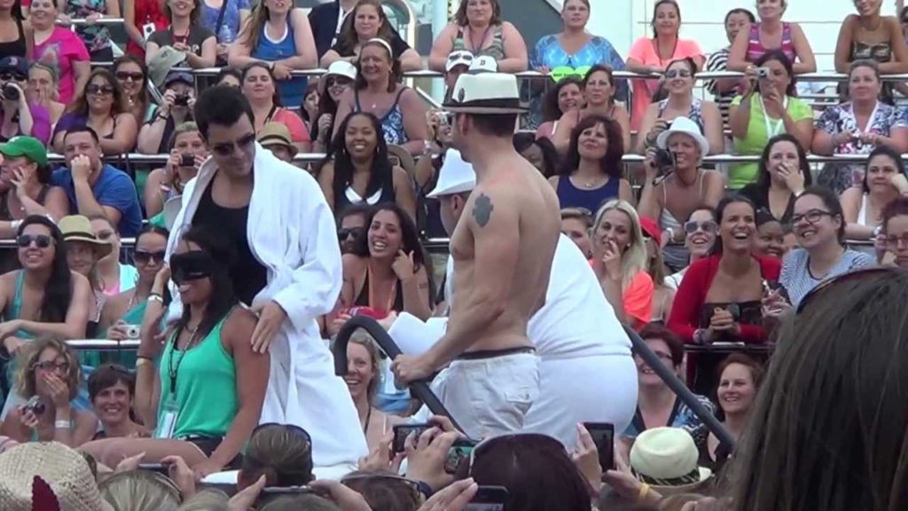 Jordan Knight gives fan a backrub on NKOTB cruise