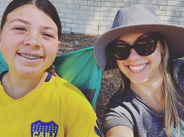 Jodie Sweetin with her daughter Zoie in 2019 at a soccer game.