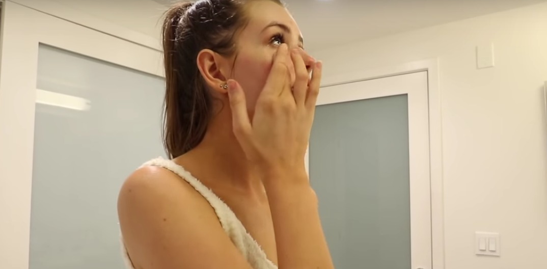 Jess Conte puts on eye cream