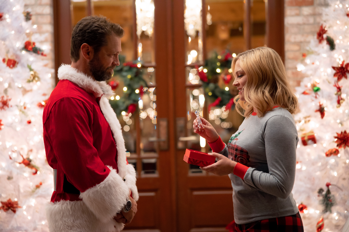 Melissa Joan Hart and Jason Priestly in Dear Christmas on Lifetime