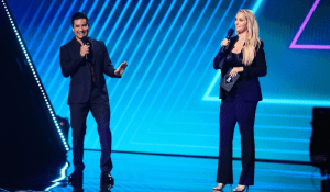 Mario Lopez and Elizabeth Berkley at the People's Choice Awards 2020