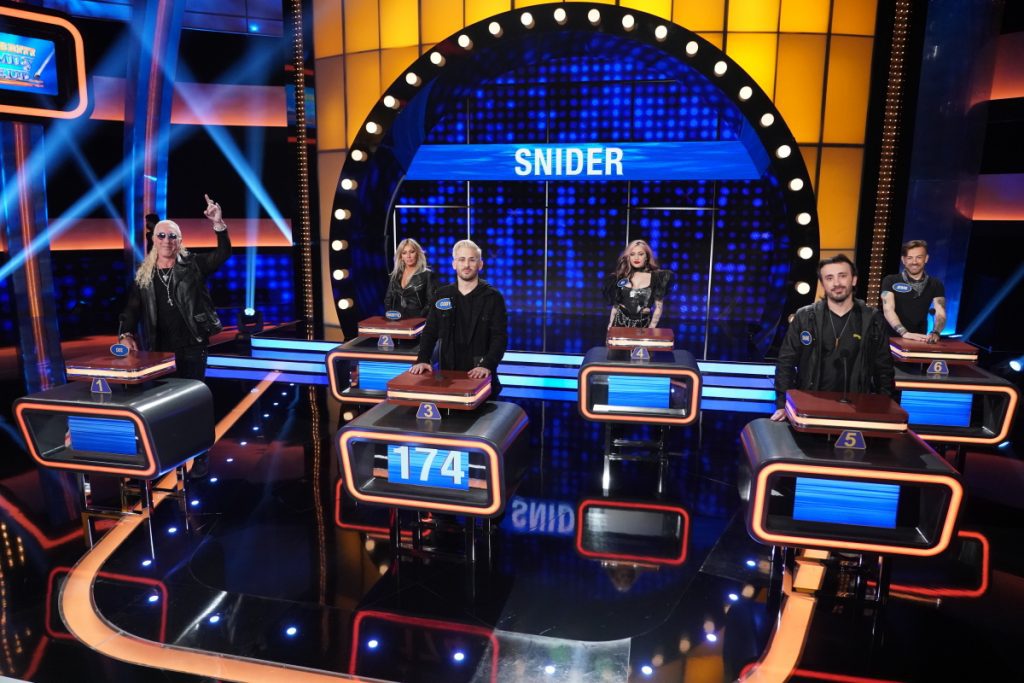 CELEBRITY FAMILY FEUD