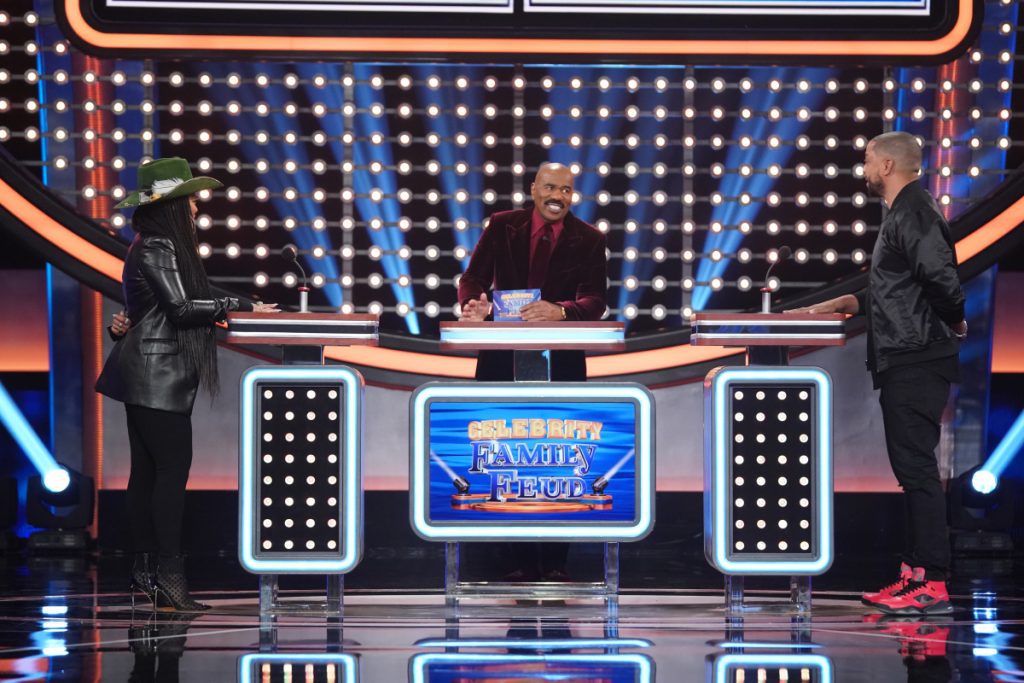 CELEBRITY FAMILY FEUD