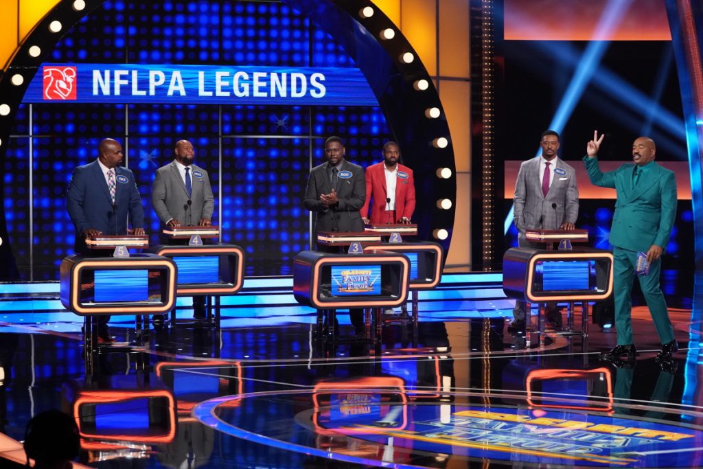 CELEBRITY FAMILY FEUD