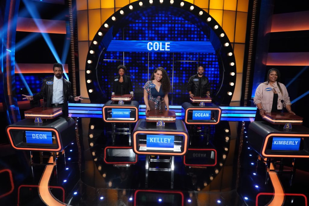 CELEBRITY FAMILY FEUD