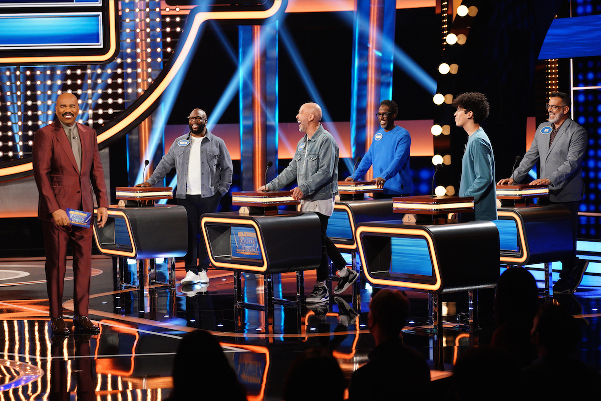 CELEBRITY FAMILY FEUD