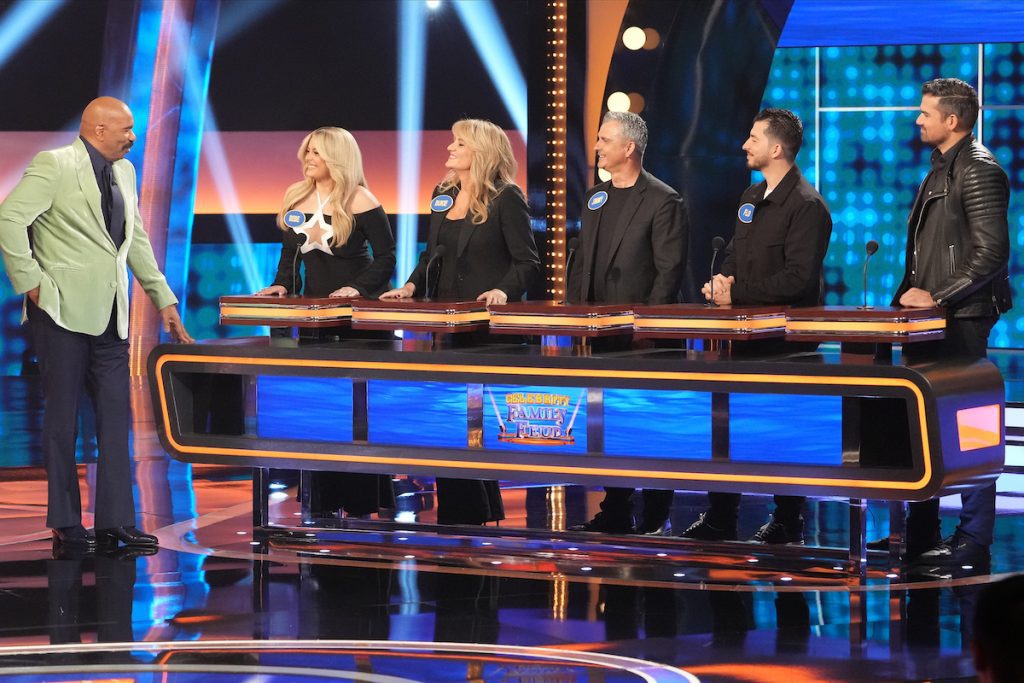 CELEBRITY FAMILY FEUD